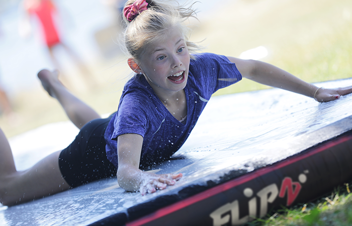 Pige på air track flipz fra Gymplay
